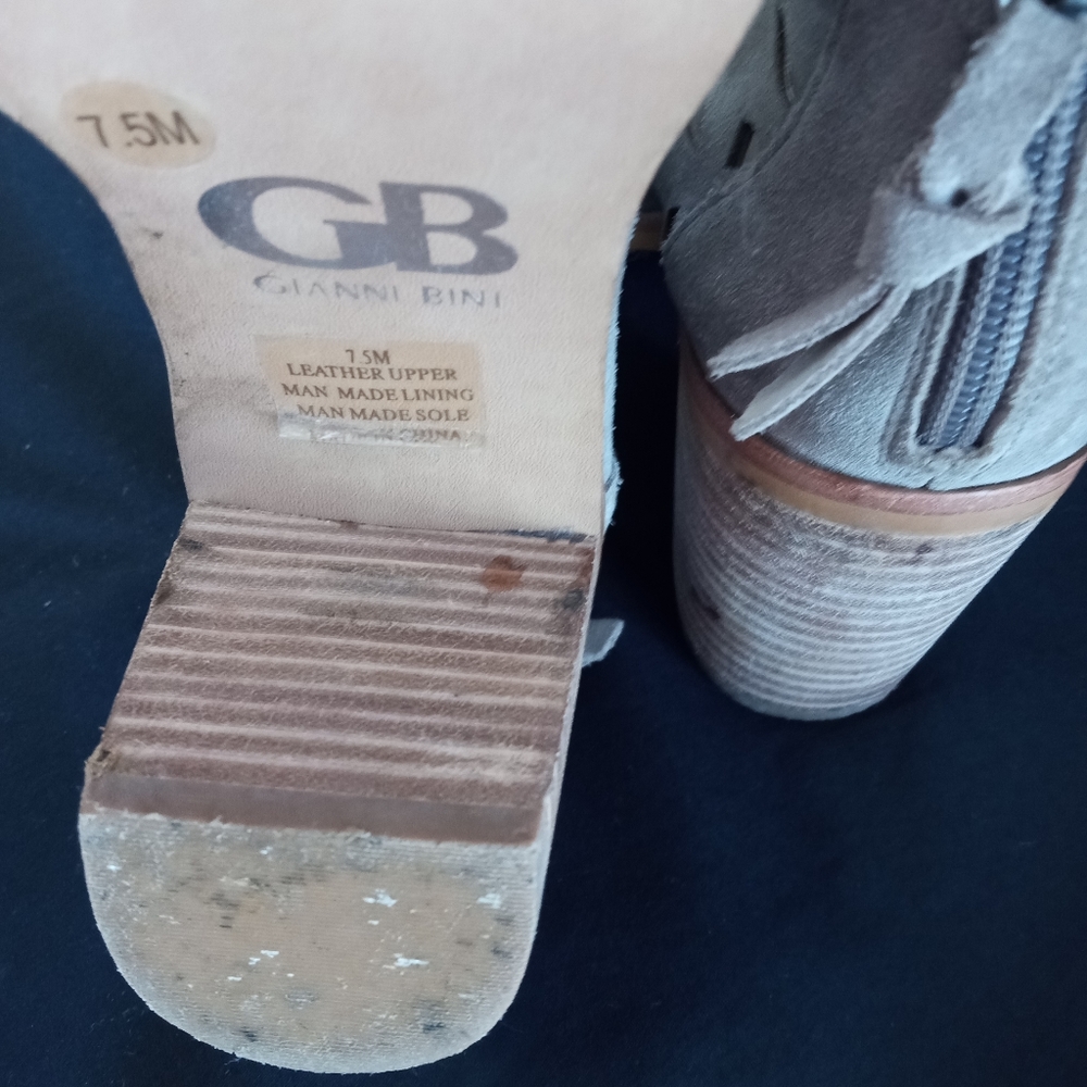 Shoes - Picture 6 of 8